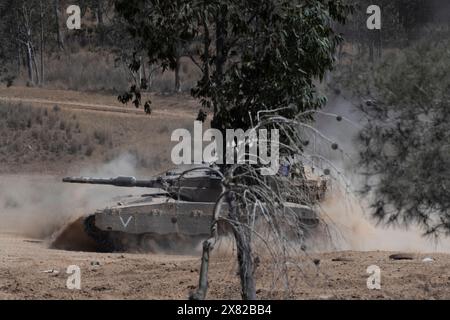 Israele meridionale, Israele. 22 maggio 2024. Un carro armato dell'esercito israeliano getta polvere mentre torna in un'area di sosta avanzata all'interno del sud di Israele vicino al confine con la Striscia di Gaza il 22 maggio 2024. Il giorno in cui Spagna, Irlanda e Norvegia hanno annunciato che avrebbero riconosciuto uno Stato palestinese la prossima settimana Israele riferisce che tre dei suoi soldati sono stati uccisi nella battaglia di Hamas nella Striscia di Gaza settentrionale. Foto di Jim Hollander/UPI credito: UPI/Alamy Live News Foto Stock