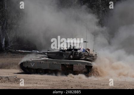Israele meridionale, Israele. 22 maggio 2024. Un carro armato dell'esercito israeliano getta polvere mentre torna in un'area di sosta avanzata all'interno del sud di Israele vicino al confine con la Striscia di Gaza il 22 maggio 2024. Il giorno in cui Spagna, Irlanda e Norvegia hanno annunciato che avrebbero riconosciuto uno Stato palestinese la prossima settimana Israele riferisce che tre dei suoi soldati sono stati uccisi nella battaglia di Hamas nella Striscia di Gaza settentrionale. Foto di Jim Hollander/UPI credito: UPI/Alamy Live News Foto Stock