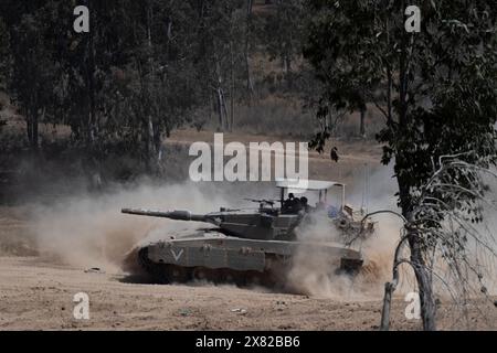 Israele meridionale, Israele. 22 maggio 2024. Un carro armato dell'esercito israeliano getta polvere mentre torna in un'area di sosta avanzata all'interno del sud di Israele vicino al confine con la Striscia di Gaza il 22 maggio 2024. Il giorno in cui Spagna, Irlanda e Norvegia hanno annunciato che avrebbero riconosciuto uno Stato palestinese la prossima settimana Israele riferisce che tre dei suoi soldati sono stati uccisi nella battaglia di Hamas nella Striscia di Gaza settentrionale. Foto di Jim Hollander/UPI credito: UPI/Alamy Live News Foto Stock