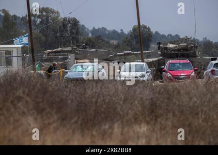 Israele meridionale, Israele. 22 maggio 2024. Carri armati israeliani all'interno di un'area di sosta avanzata all'interno del sud di Israele vicino al confine con la Striscia di Gaza il 22 maggio 2024. Il giorno in cui Spagna, Irlanda e Norvegia hanno annunciato che avrebbero riconosciuto uno Stato palestinese la prossima settimana Israele riferisce che tre dei suoi soldati sono stati uccisi nella battaglia di Hamas nella Striscia di Gaza settentrionale. Foto di Jim Hollander/UPI credito: UPI/Alamy Live News Foto Stock