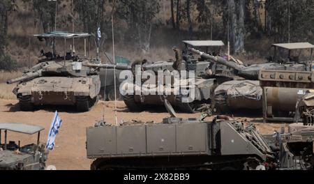 Israele meridionale, Israele. 22 maggio 2024. Un soldato israeliano (C) su un carro armato che è appena tornato dall'interno della Striscia di Gaza in un'area di sosta avanzata dell'esercito nel sud di Israele vicino al confine con la Striscia di Gaza il 22 maggio 2024. Il giorno in cui Spagna, Irlanda e Norvegia hanno annunciato che avrebbero riconosciuto uno Stato palestinese la prossima settimana Israele riferisce che tre dei suoi soldati sono stati uccisi nella battaglia di Hamas nella Striscia di Gaza settentrionale. Foto di Jim Hollander/UPI credito: UPI/Alamy Live News Foto Stock