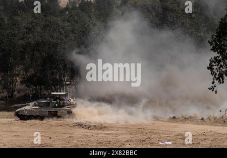 Israele meridionale, Israele. 22 maggio 2024. Un carro armato dell'esercito israeliano getta polvere mentre torna in un'area di sosta avanzata all'interno del sud di Israele vicino al confine con la Striscia di Gaza il 22 maggio 2024. Il giorno in cui Spagna, Irlanda e Norvegia hanno annunciato che avrebbero riconosciuto uno Stato palestinese la prossima settimana Israele riferisce che tre dei suoi soldati sono stati uccisi nella battaglia di Hamas nella Striscia di Gaza settentrionale. Foto di Jim Hollander/UPI credito: UPI/Alamy Live News Foto Stock
