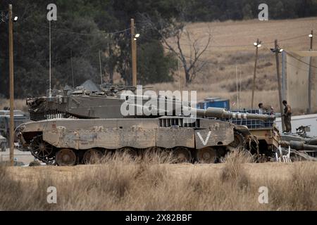 Israele meridionale, Israele. 22 maggio 2024. Un esercito israeliano esegue la manutenzione di un carro armato in un'area di sosta avanzata all'interno del sud di Israele vicino al confine con la Striscia di Gaza il 22 maggio 2024. Il giorno in cui Spagna, Irlanda e Norvegia hanno annunciato che avrebbero riconosciuto uno Stato palestinese la prossima settimana Israele riferisce che tre dei suoi soldati sono stati uccisi nella battaglia di Hamas nella Striscia di Gaza settentrionale. Foto di Jim Hollander/UPI credito: UPI/Alamy Live News Foto Stock