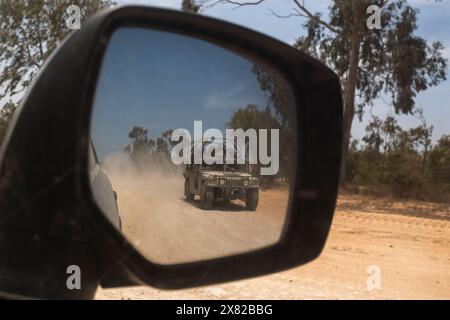 Israele meridionale, Israele. 22 maggio 2024. Un Humvee dell'esercito israeliano con soldati visti in uno specchio retrovisore nel sud di Israele vicino al confine con la Striscia di Gaza il 22 maggio 2024. Il giorno in cui Spagna, Irlanda e Norvegia hanno annunciato che avrebbero riconosciuto uno Stato palestinese la prossima settimana Israele riferisce che tre dei suoi soldati sono stati uccisi nella battaglia di Hamas nella Striscia di Gaza settentrionale. Foto di Jim Hollander/UPI credito: UPI/Alamy Live News Foto Stock