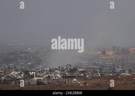 Israele meridionale, Israele. 22 maggio 2024. Le forze israeliane dell'IDF e Hamas si scontrano a vicenda nella parte settentrionale della Striscia di Gaza, come si vede dall'interno di Israele il 22 maggio 2024. Il giorno in cui Spagna, Irlanda e Norvegia hanno annunciato che avrebbero riconosciuto uno Stato palestinese la prossima settimana Israele riferisce che tre dei suoi soldati sono stati uccisi nella battaglia di Hamas nella Striscia di Gaza settentrionale. Foto di Jim Hollander/UPI credito: UPI/Alamy Live News Foto Stock