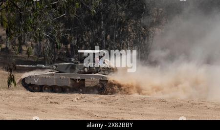 Israele meridionale, Israele. 22 maggio 2024. Un carro armato dell'esercito israeliano getta polvere mentre torna in un'area di sosta avanzata all'interno del sud di Israele vicino al confine con la Striscia di Gaza il 22 maggio 2024. Il giorno in cui Spagna, Irlanda e Norvegia hanno annunciato che avrebbero riconosciuto uno Stato palestinese la prossima settimana Israele riferisce che tre dei suoi soldati sono stati uccisi nella battaglia di Hamas nella Striscia di Gaza settentrionale. Foto di Jim Hollander/UPI credito: UPI/Alamy Live News Foto Stock