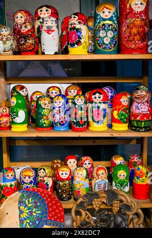 Collezione di bambole Matryoshka. I vivaci motivi floreali e i tradizionali disegni popolari russi adornano ogni bambola annidata. Foto Stock