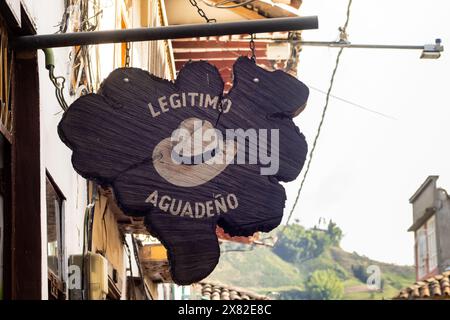 SALAMINA, COLOMBIA - 14 GENNAIO 2024: Negozio di cappelli. Tradizionale cappello colombiano chiamato aguadeno nella splendida città storica di Salamina nel dipartimento Foto Stock