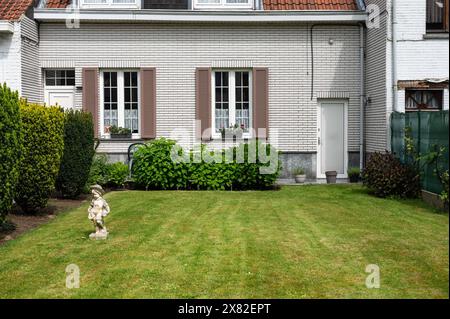Anderlecht, Bruxelles, regione capitale, Belgio, 18 maggio 2024 - incrocio verde vicino a Mehdi Bouda nel distretto di Peterbos Foto Stock