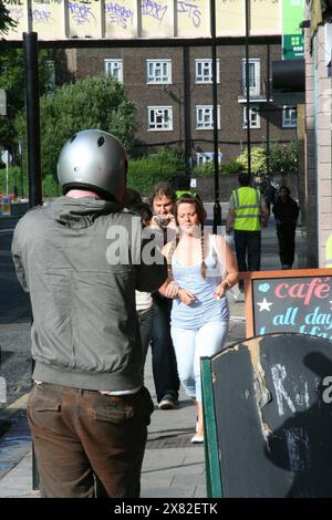 Amy Winehouse e Juliette Ashby al pub Hawley Arms di Camden Foto Stock