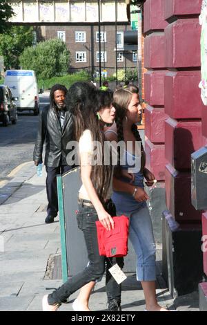 Amy Winehouse e Juliette Ashby al pub Hawley Arms di Camden Foto Stock