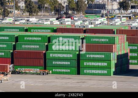 Los Angeles, California, USA - 12 gennaio 2024: Pile di container Evergreen nel porto di Los Angeles. Foto Stock