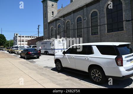 Chester, Stati Uniti. 22 maggio 2024. Gli agenti di polizia bloccano l'area circostante a seguito di un incidente in cui due persone sono morte e tre persone sono ferite in una sparatoria sul posto di lavoro a Delaware County Linen, nell'isolato 2600 di W. 4th Street a Chester. Il sospetto coinvolto nella sparatoria di massa e' stato catturato dalla polizia. Credito: SOPA Images Limited/Alamy Live News Foto Stock