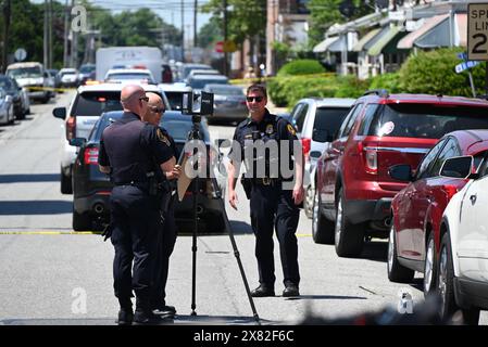 Chester, Stati Uniti. 22 maggio 2024. Gli agenti di polizia bloccano l'area circostante a seguito di un incidente in cui due persone sono morte e tre persone sono ferite in una sparatoria sul posto di lavoro a Delaware County Linen, nell'isolato 2600 di W. 4th Street a Chester. Il sospetto coinvolto nella sparatoria di massa e' stato catturato dalla polizia. Credito: SOPA Images Limited/Alamy Live News Foto Stock