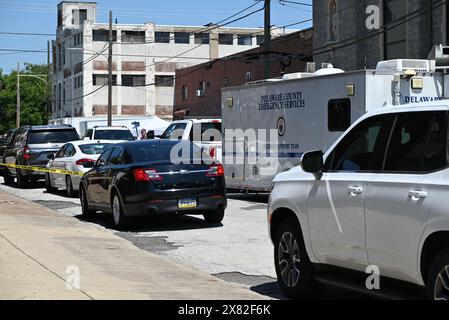 Gli agenti di polizia bloccano l'area circostante a seguito di un incidente in cui due persone sono morte e tre persone sono ferite in una sparatoria sul posto di lavoro a Delaware County Linen, nell'isolato 2600 di W. 4th Street a Chester. Il sospetto coinvolto nella sparatoria di massa e' stato catturato dalla polizia. Foto Stock