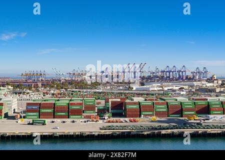 Los Angeles, California, USA - 12 gennaio 2024: Vista grandangolare del porto container di Los Angeles. Foto Stock