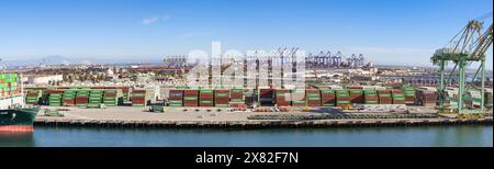 Los Angeles, California, USA - 12 gennaio 2024: Vista panoramica del porto container di Los Angeles Foto Stock