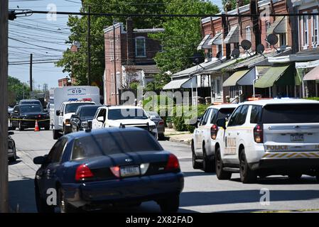 Chester, Stati Uniti. 22 maggio 2024. Gli agenti di polizia bloccano l'area circostante a seguito di un incidente in cui due persone sono morte e tre persone sono ferite in una sparatoria sul posto di lavoro a Delaware County Linen, nell'isolato 2600 di W. 4th Street a Chester. Il sospetto coinvolto nella sparatoria di massa e' stato catturato dalla polizia. Credito: SOPA Images Limited/Alamy Live News Foto Stock