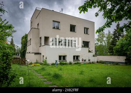 Jablonec nad Nisou, Repubblica Ceca. 22 maggio 2024. La città di Jablonec nad Nisou ha aperto al pubblico la villa funzionalista di Kantor e ha presentato tutte le proposte architettoniche per il suo restauro, a Jablonec nad Nisou, Repubblica Ceca, 22 maggio 2024. Il dottore di Jablonec, Alfred Kantor, fece progettare la sua villa di famiglia dall'architetto Heinrich Kulka, allievo e collega di lunga data dell'architetto di fama internazionale Adolf Loos. Crediti: Radek Petrasek/CTK Photo/Alamy Live News Foto Stock