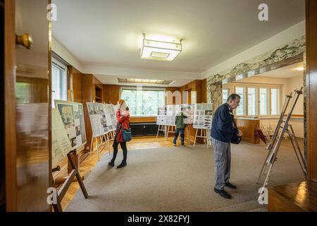 Jablonec nad Nisou, Repubblica Ceca. 22 maggio 2024. La città di Jablonec nad Nisou ha aperto al pubblico la villa funzionalista di Kantor e ha presentato tutte le proposte architettoniche per il suo restauro, a Jablonec nad Nisou, Repubblica Ceca, 22 maggio 2024. Il dottore di Jablonec, Alfred Kantor, fece progettare la sua villa di famiglia dall'architetto Heinrich Kulka, allievo e collega di lunga data dell'architetto di fama internazionale Adolf Loos. Crediti: Radek Petrasek/CTK Photo/Alamy Live News Foto Stock