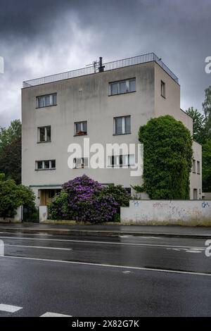 Jablonec nad Nisou, Repubblica Ceca. 22 maggio 2024. La città di Jablonec nad Nisou ha aperto al pubblico la villa funzionalista di Kantor e ha presentato tutte le proposte architettoniche per il suo restauro, a Jablonec nad Nisou, Repubblica Ceca, 22 maggio 2024. Il dottore di Jablonec, Alfred Kantor, fece progettare la sua villa di famiglia dall'architetto Heinrich Kulka, allievo e collega di lunga data dell'architetto di fama internazionale Adolf Loos. Crediti: Radek Petrasek/CTK Photo/Alamy Live News Foto Stock