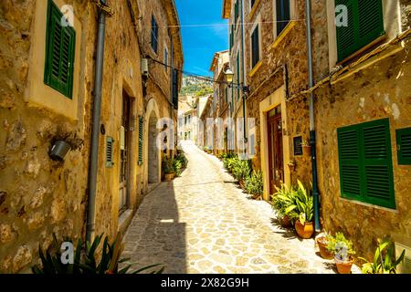 Breve sosta nella splendida cittadina di Valldemossa, nel nord-ovest dell'isola, nella regione di Serra de Tramuntana - Maiorca - Spagna Foto Stock