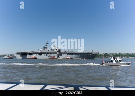 New York, Stati Uniti. 22 maggio 2024. Fleet Week Parade of Ships on Hudson River, 22 maggio 2024 Credit: Nikolay Pokrovskiy/Alamy Live News Foto Stock