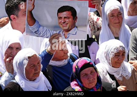 Una donna curda ha un poster di Selahattin Demirtas, l'ex co-presidente del Partito Democratico del popolo (HDP), che è stato condannato a 42 anni di carcere durante la manifestazione. Le lunghe pene detentive inflitte ad alcuni politici curdi in Turchia sono state protestate con una marcia e una dichiarazione stampa organizzate dal Partito Popolare per l'uguaglianza e la democrazia (DEM), dal Partito delle regioni democratiche (DBP) e dal movimento delle donne libere (TJA-Tevgera Jinên Azad) a Diyarbakir. Molti agenti di polizia sono stati visti durante la protesta, ma nonostante l'ostacolo degli agenti, i manifestanti hanno marciato Foto Stock