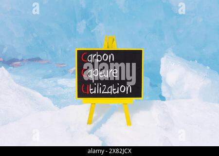 Simbolo di utilizzo della cattura del carbonio CCU parole concettuali CCU Carbon Capture Utilization on beautiful Blackboard Beautiful Ice background Business ecologico Foto Stock