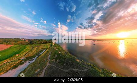 Una vista aerea di uno spettacolare tramonto sul fiume Deben a Bawdsey Beach nel Suffolk, Regno Unito Foto Stock