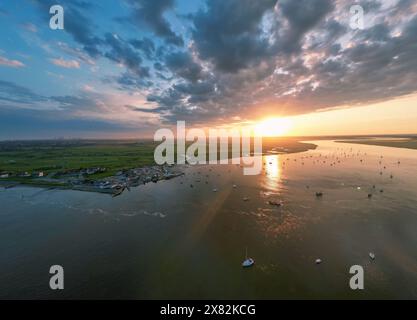 Una vista aerea di uno spettacolare tramonto sul fiume Deben a Bawdsey Beach nel Suffolk, Regno Unito Foto Stock