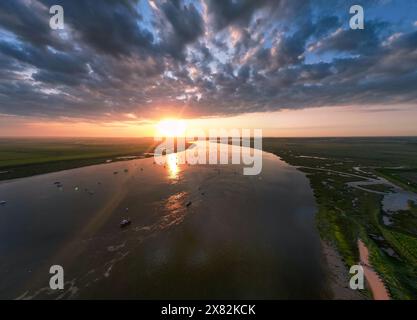 Una vista aerea di uno spettacolare tramonto sul fiume Deben a Bawdsey Beach nel Suffolk, Regno Unito Foto Stock