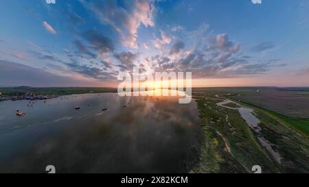 Una vista aerea di uno spettacolare tramonto sul fiume Deben a Bawdsey Beach nel Suffolk, Regno Unito Foto Stock