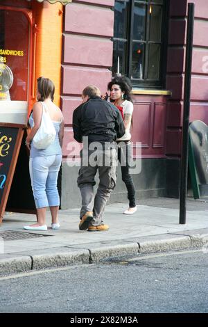 Amy Winehouse lascia il pub Hawley Arms con la migliore amica Juliette Ashby Foto Stock