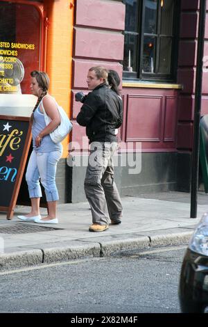 Amy Winehouse lascia il pub Hawley Arms con la migliore amica Juliette Ashby Foto Stock