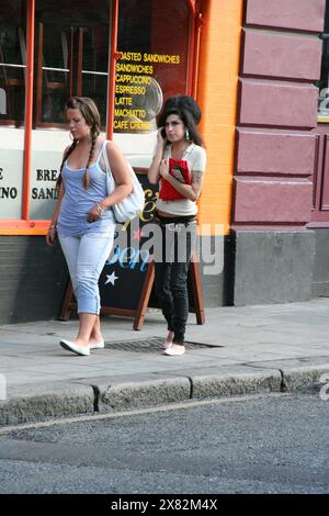 Amy Winehouse lascia il pub Hawley Arms con la migliore amica Juliette Ashby Foto Stock