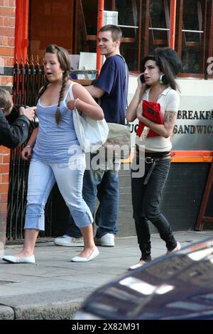 Amy Winehouse lascia il pub Hawley Arms con la migliore amica Juliette Ashby Foto Stock