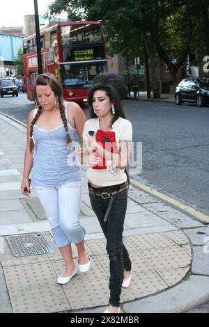 Amy Winehouse lascia il pub Hawley Arms con la migliore amica Juliette Ashby Foto Stock