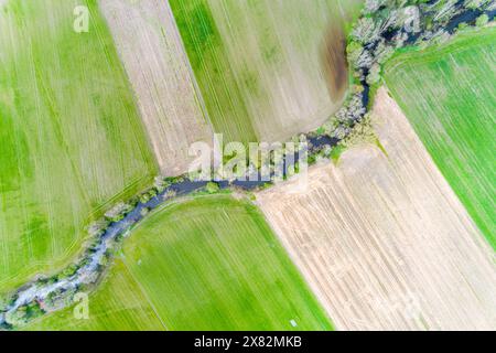 Curva del fiume circondata da campi vista aerea dal drone, immagine in alto Foto Stock