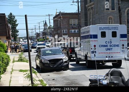 Chester, Stati Uniti. 22 maggio 2024. Unità della scena del crimine sulla scena in cui due persone sono morte e tre persone sono ferite in una sparatoria sul posto di lavoro a Delaware County Linen, nell'isolato 2600 di W. 4th Street a Chester. Il sospetto coinvolto nella sparatoria di massa e' stato catturato dalla polizia. (Foto di Kyle Mazza/SOPA Images/Sipa USA) credito: SIPA USA/Alamy Live News Foto Stock