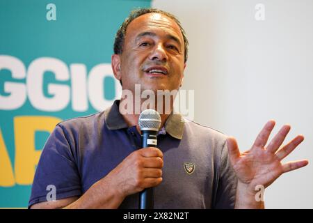 Napoli, Italia, 22 maggio 2024. Mimmo Lucano, candidato alle elezioni politiche europee del 2024, durante un incontro politico dell'Alleanza Verdi sinistra, a Napoli. Crediti: Marco Cantile/Alamy Live News Foto Stock