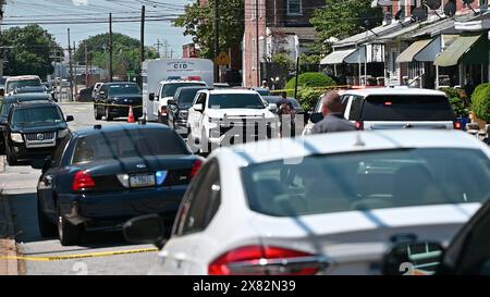 Chester, Stati Uniti. 22 maggio 2024. Gli agenti di polizia bloccano l'area circostante a seguito di un incidente in cui due persone sono morte e tre persone sono ferite in una sparatoria sul posto di lavoro a Delaware County Linen, nell'isolato 2600 di W. 4th Street a Chester. Il sospetto coinvolto nella sparatoria di massa e' stato catturato dalla polizia. (Foto di Kyle Mazza/SOPA Images/Sipa USA) credito: SIPA USA/Alamy Live News Foto Stock