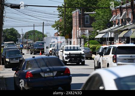 Chester, Stati Uniti. 22 maggio 2024. Gli agenti di polizia bloccano l'area circostante a seguito di un incidente in cui due persone sono morte e tre persone sono ferite in una sparatoria sul posto di lavoro a Delaware County Linen, nell'isolato 2600 di W. 4th Street a Chester. Il sospetto coinvolto nella sparatoria di massa e' stato catturato dalla polizia. (Foto di Kyle Mazza/SOPA Images/Sipa USA) credito: SIPA USA/Alamy Live News Foto Stock