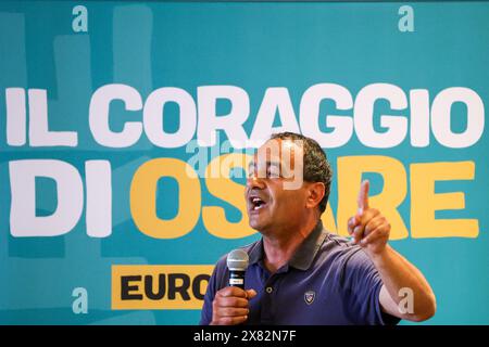 Napoli, Italia, 22 maggio 2024. Mimmo Lucano, candidato alle elezioni politiche europee del 2024, durante un incontro politico dell'Alleanza Verdi sinistra, a Napoli. Crediti: Marco Cantile/Alamy Live News Foto Stock