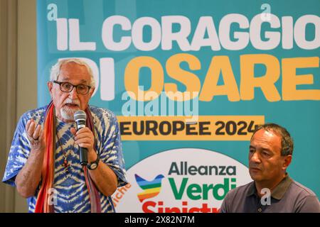 Napoli, Italia, 22 maggio 2024. Alex Zanotelli, durante un incontro politico dell'Alleanza Verdi sinistra, a Napoli, per le elezioni europee del 2024. Crediti: Marco Cantile/Alamy Live News Foto Stock