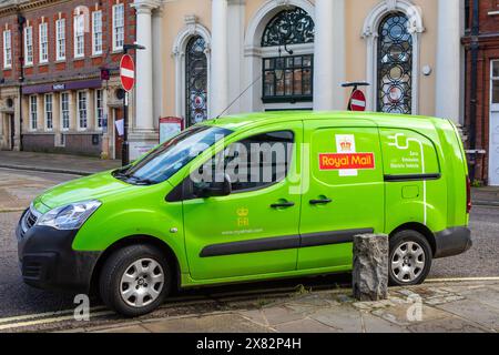 Suffolk, Regno Unito - 28 ottobre 2023: Un furgone elettrico a emissioni zero Royal mail, nella città di Sudbury nel Suffolk, Regno Unito. Foto Stock