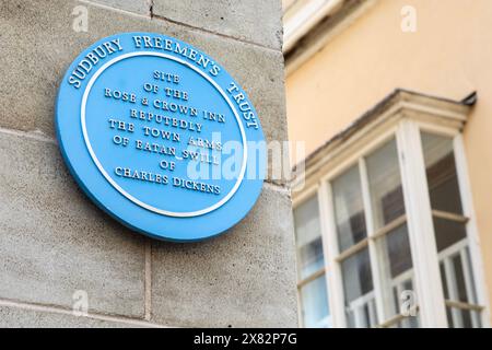 Suffolk, Regno Unito - 28 ottobre 2023: Una targa blu nella storica città di Sudbury nel Suffolk, che segna l'ex posizione del Rose and Crown Inn e i Foto Stock