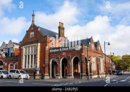 Windsor, Regno Unito - 21 ottobre 2023: L'esterno della stazione ferroviaria di Windsor ed Eaton Riverside a Windsor, Regno Unito. Foto Stock