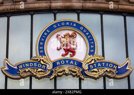 Windsor, Regno Unito - 21 ottobre 2023: Il logo Windsor Royal Station all'esterno di quella che oggi è una stazione e centro commerciale nella città di Windsor, Regno Unito. Foto Stock