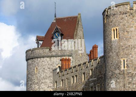 Windsor, Regno Unito - 21 ottobre 2023: La Torre del coprifuoco dello storico Castello di Windsor nel Berkshire, Regno Unito. Foto Stock